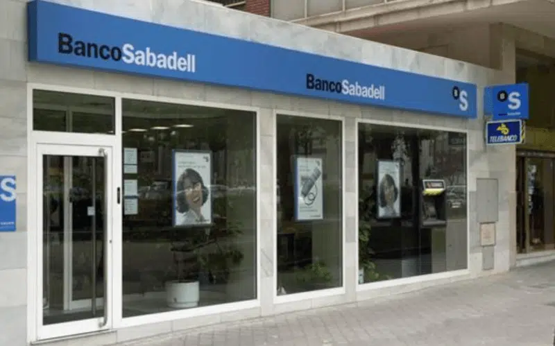 Un consumidor denuncia que el Sabadell no le abona el dinero acordado en sentencia por su cláusula suelo