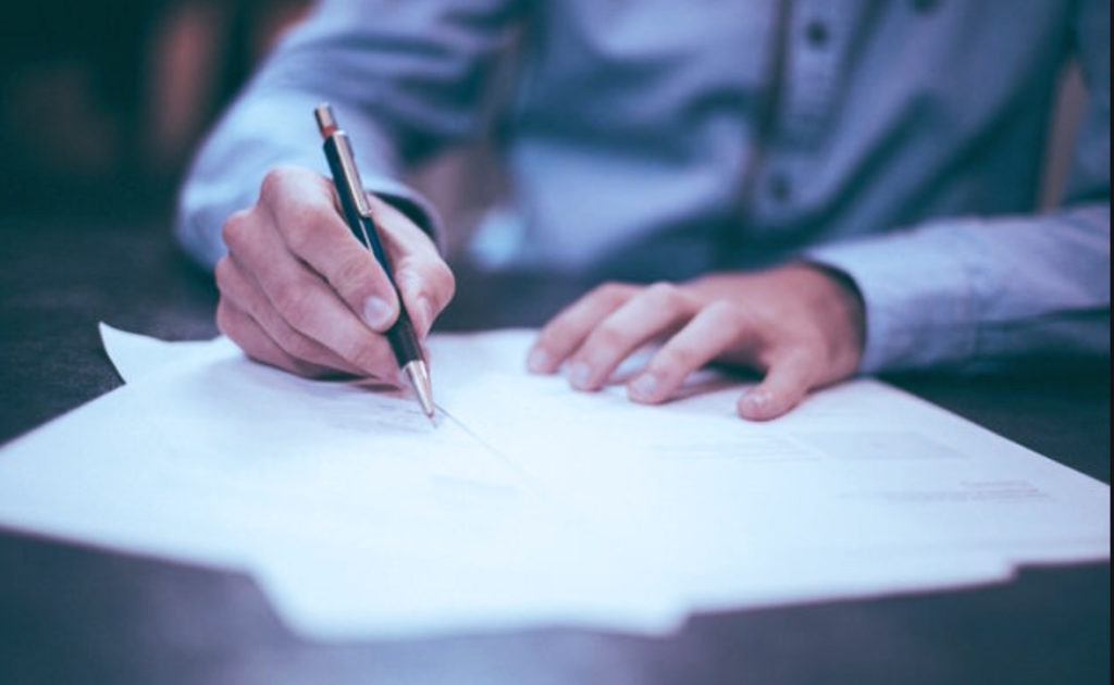 La importancia de la hoja de encargo profesional de los abogados
