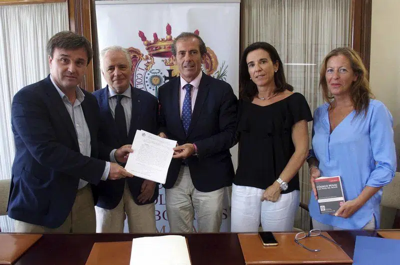 El Colegio de Abogados de Málaga propone subir la pena a los 3 años de cárcel a aquellos que maltraten a animales y los maten