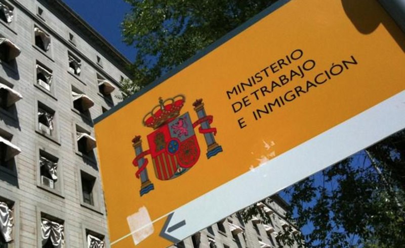 El Supremo rebaja a 3 años la condena de un abogado que estafó a inmigrantes irregulares