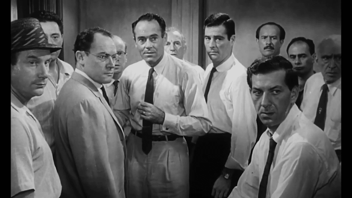 Fotograma de la película "Doce Hombres sin piedad", con un elenco de actores encabezado por Henry Fonda.