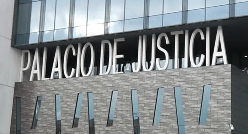 Piden 7 años de cárcel para el hombre que intentó robar un banco con rehenes en Gijón