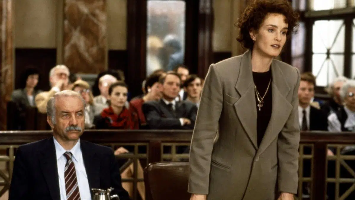 Jessica Lange interpreta a una prestigiosa abogada criminalista de Chicago que debe defender a su padre acusado de ser un criminal nazi.