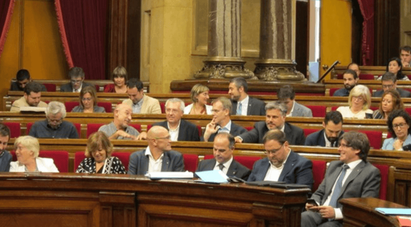 El Parlament aprueba la ley para amparar el 1-O con los escaños de la oposición vacíos