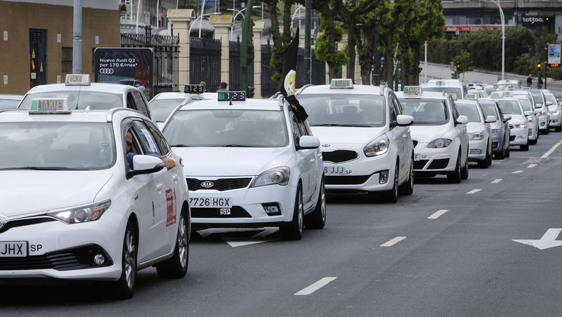Fomento establecerá matriculas diferenciadas entre los taxis y los vehículos con conductor para frenar el intrusismo del sector