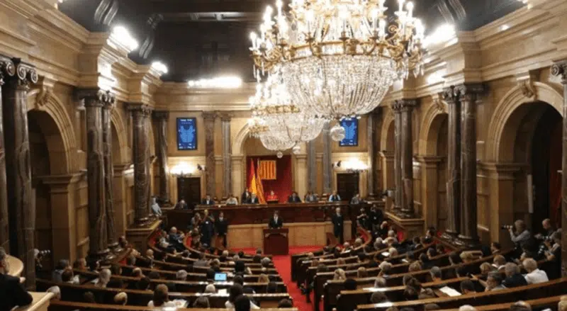 Puigdemont declara la independencia pero la deja en suspendo para dialogar