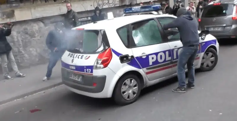 7 años de prisión a un activista suizo por quemar un coche de policía en París