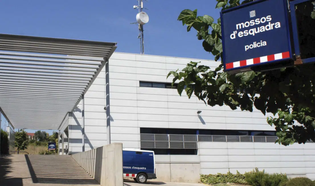 Los Mossos retiran las fotos de Puigdemont de sus comisarías