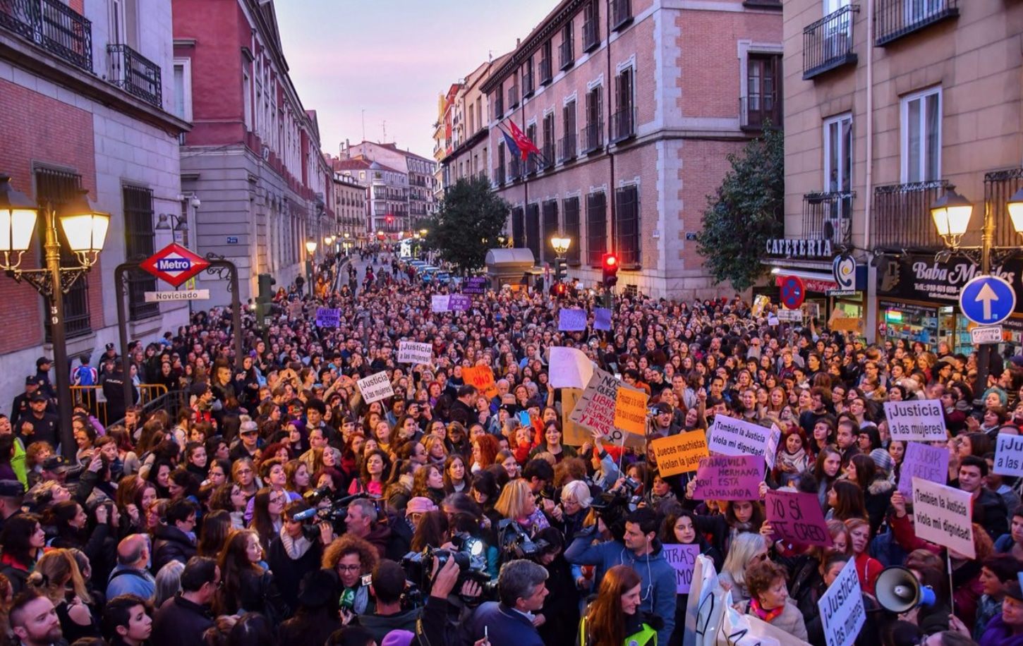 Cientos de personas piden justicia para la joven que denunció una violación en los Sanfermines