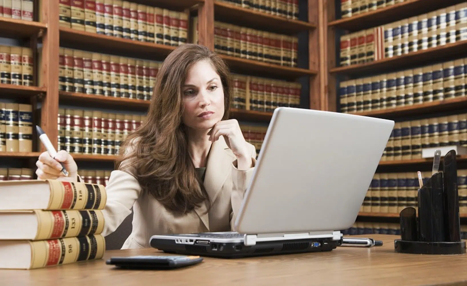 ¿Qué políticas fomentan los despachos de abogados para impulsar la igualdad y el talento femenino?