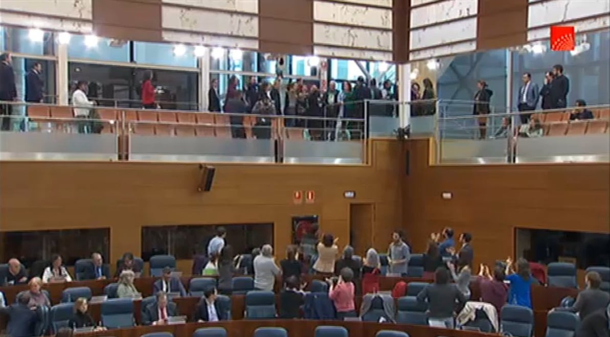 PP y Ciudadanos bloquean con sus votos la ILP sobre vivienda en la Asamblea de Madrid ante los abucheos de los asistentes