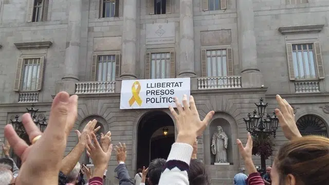 Barcelona retirará la pancarta de ‘Libertad presos políticos’, tras la resolución de la Junta Electoral
