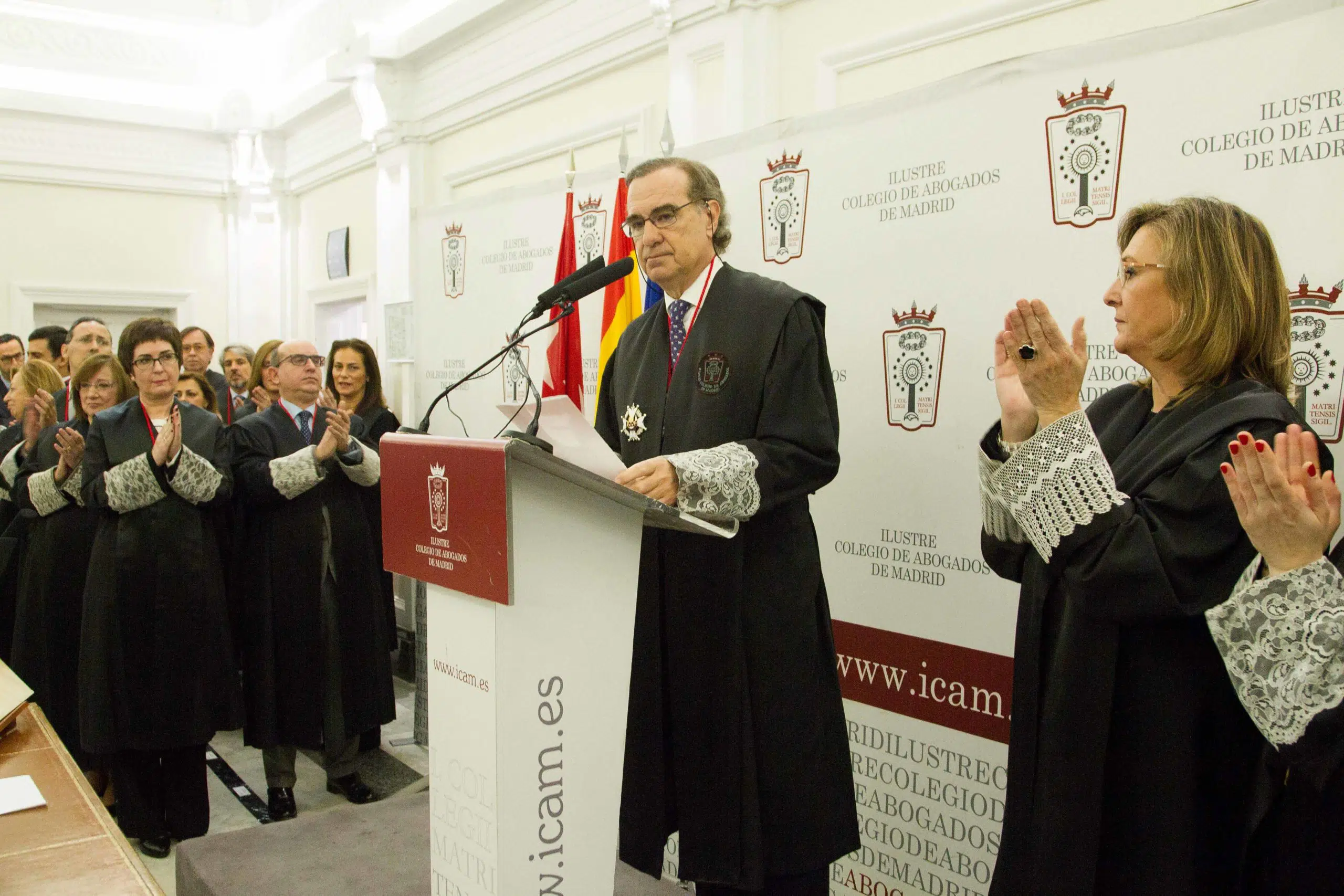 El nuevo decano del Colegio de Madrid reitera el compromiso con «la defensa de la Constitución» ante su homónima de Barcelona
