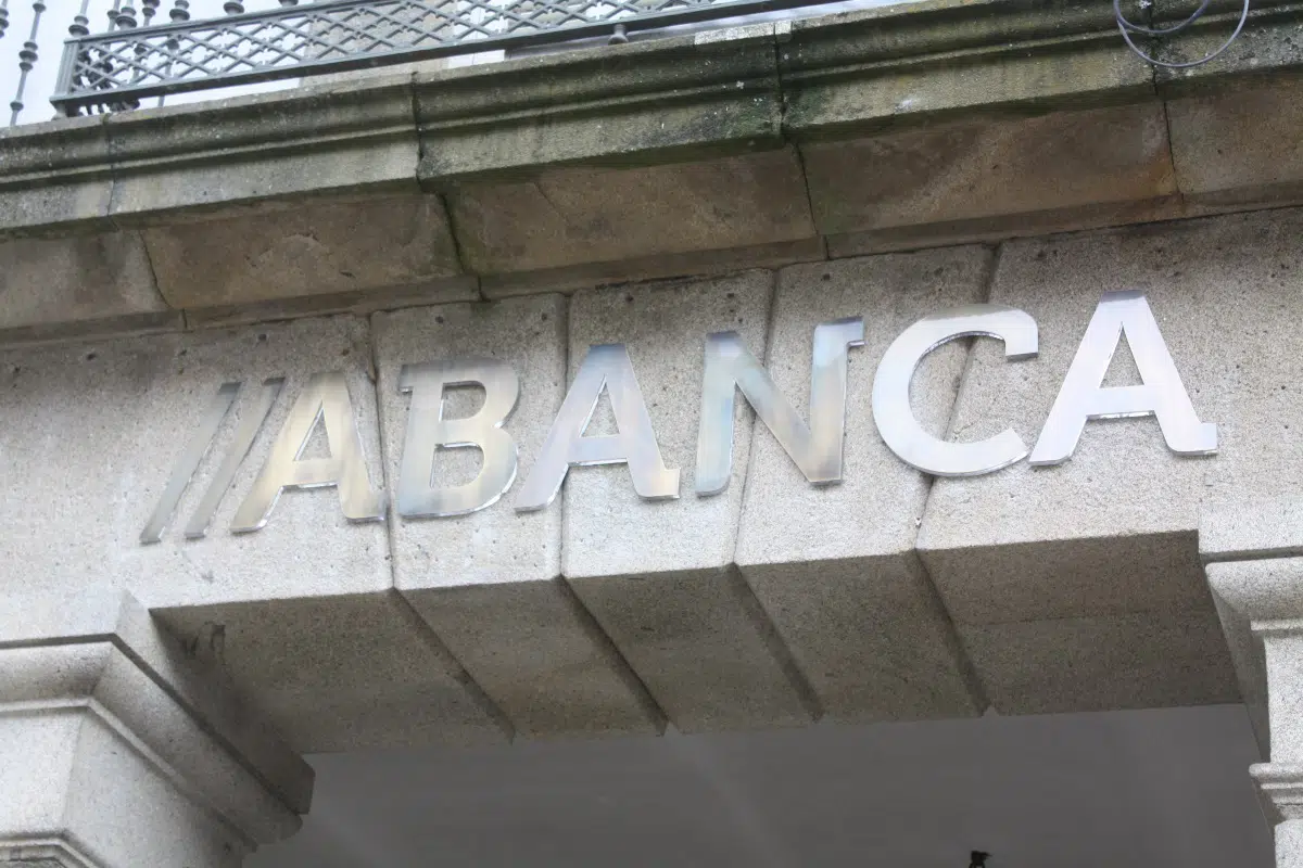 Condenan a Abanca a eliminar la comisión de 35 euros que cobra a los clientes en «números rojos»