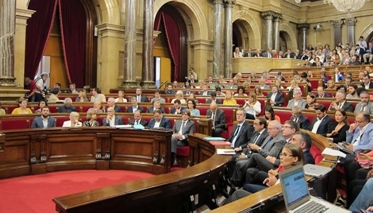 El Constitucional anula el acuerdo de la mesa del Parlament que permitió tramitar la ley del referéndum