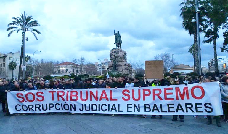 Bajo el lema «SOS Tribunal Supremo» 400 personas piden en Mallorca ayuda contra la corrupción judicial