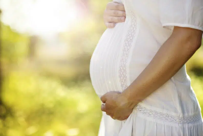 Una jueza anula el despido de una camarera que fue apartada 4 días después de decir que estaba embarazada 