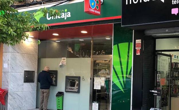 Un recluso de permiso hiere a tres personas en un atraco a un banco