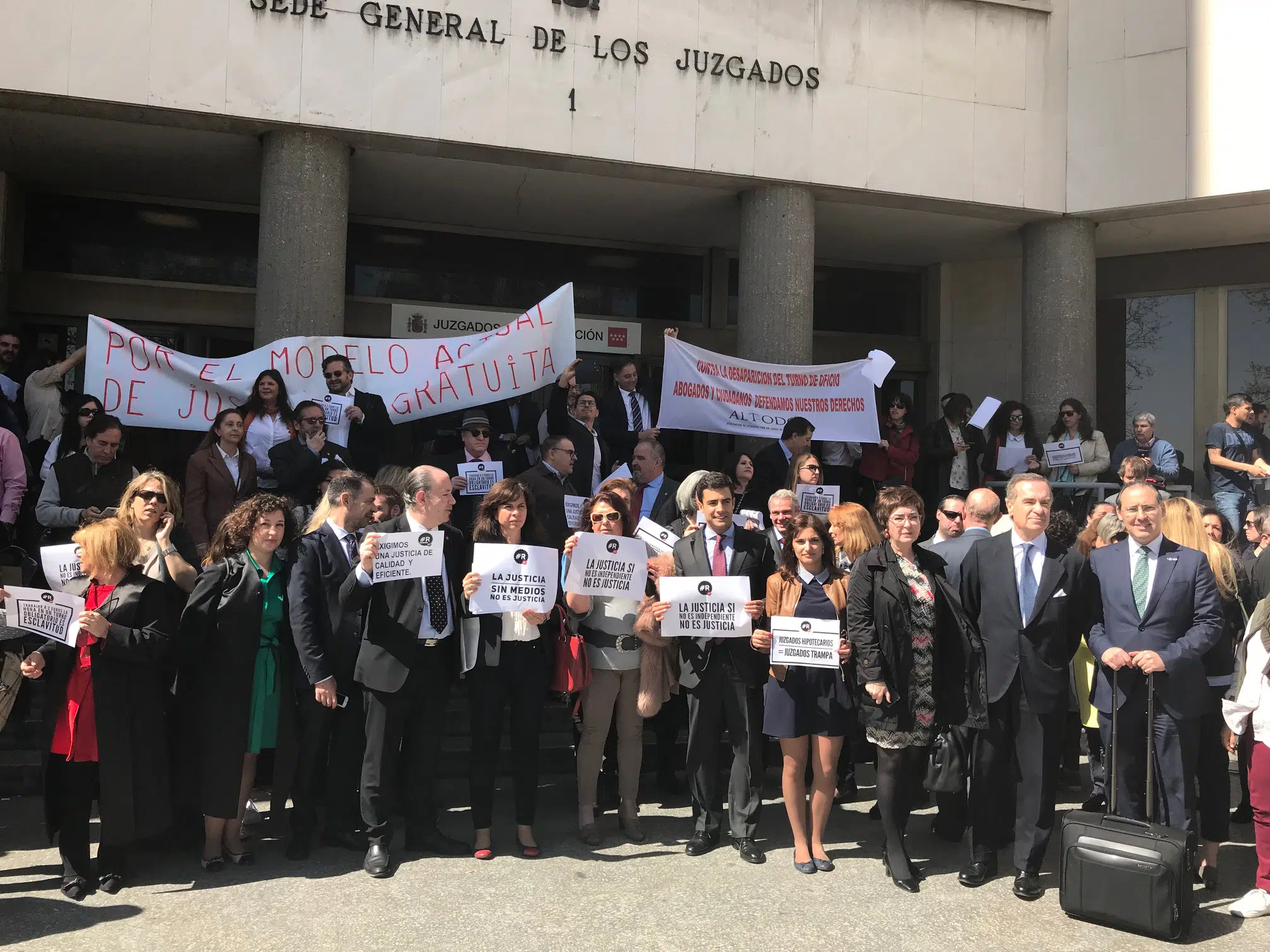 Los abogados muestran su fuerza movilizadora en concentraciones ante los Juzgados por toda España