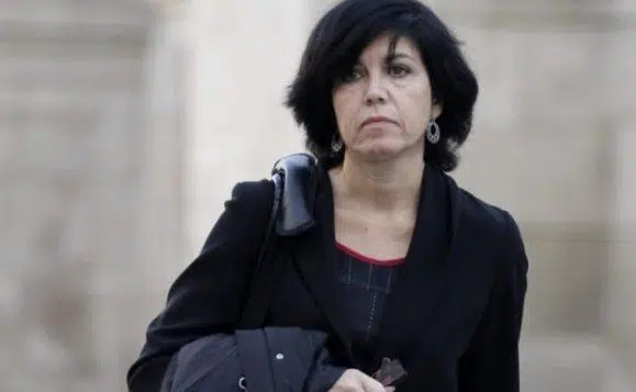 Una procuradora deja constancia por escrito de que se digitalizan documentos fuera del Juzgado de Pilar de Lara