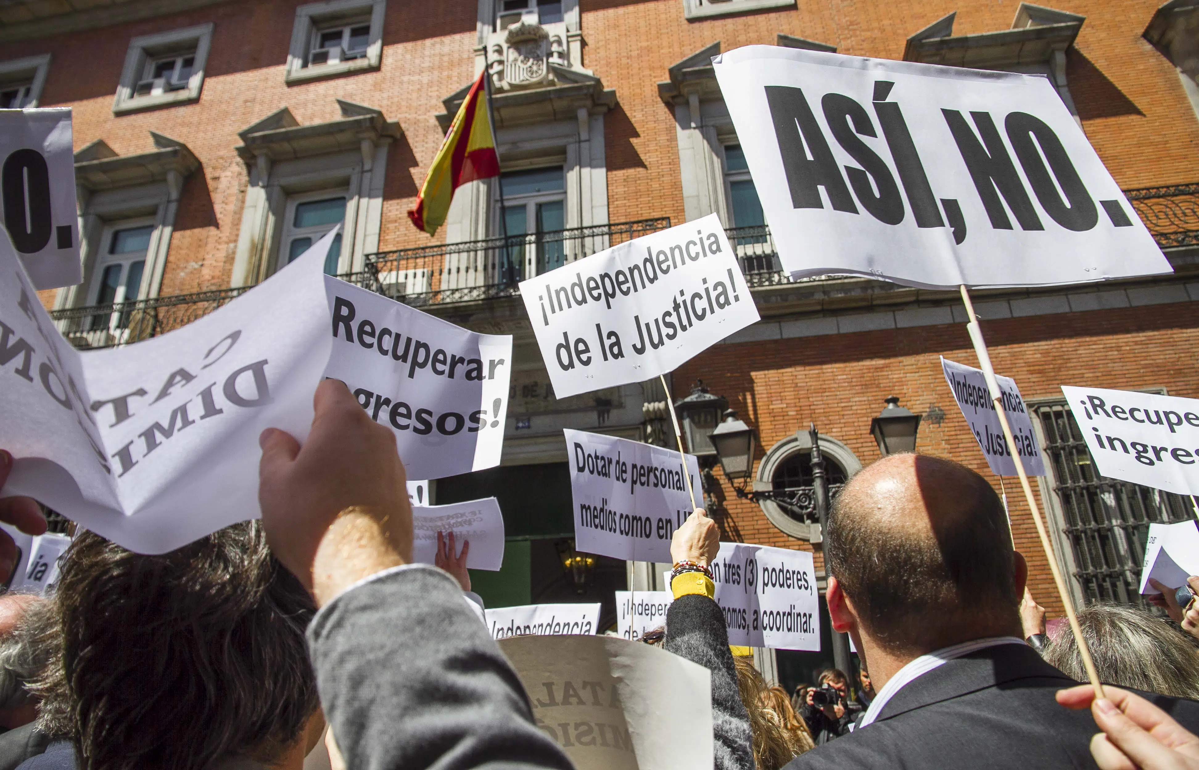 Casi 400 jueces y fiscales venidos de toda España a Madrid se manifiestan en protesta ante el Ministerio de Justicia