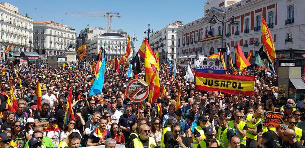 Alrededor de 10.000 policías y guardias civiles se manifiestan en Madrid para exigir una equiparación salarial igualitaria