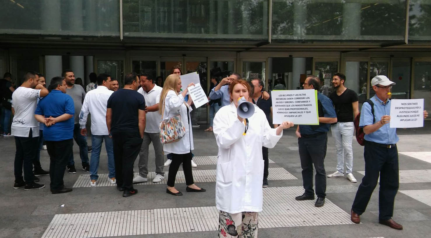 La doctora Victoria Lliso se manifiesta frente a los Juzgados de Valencia reclamando justicia y la devolución de su farmacia
