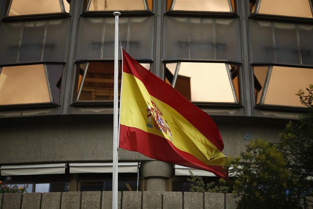 El Constitucional suspende la ley que permitiría investir a distancia a Puigdemont
