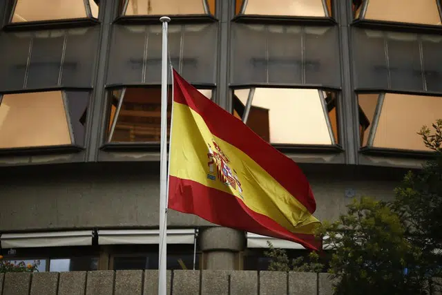 El Constitucional suspende la ley que permitiría investir a distancia a Puigdemont