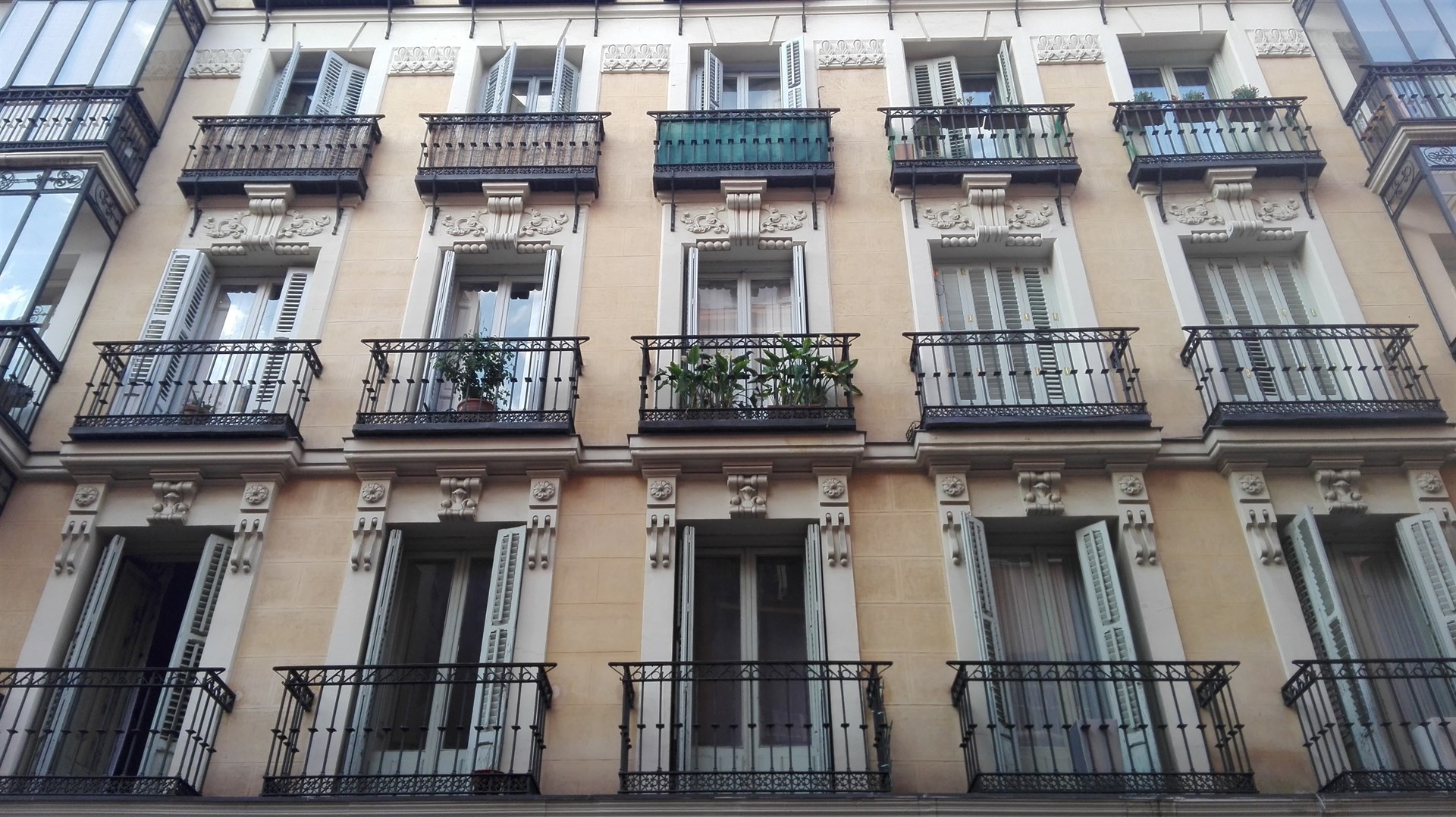 Un juez anula la venta de casi 3.000 viviendas del Instituto de la Vivienda de Madrid a un fondo buitre