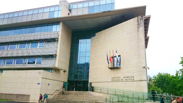 Tres detenidos por manipular el sistema de reparto de asuntos en los Juzgados de San Sebastián