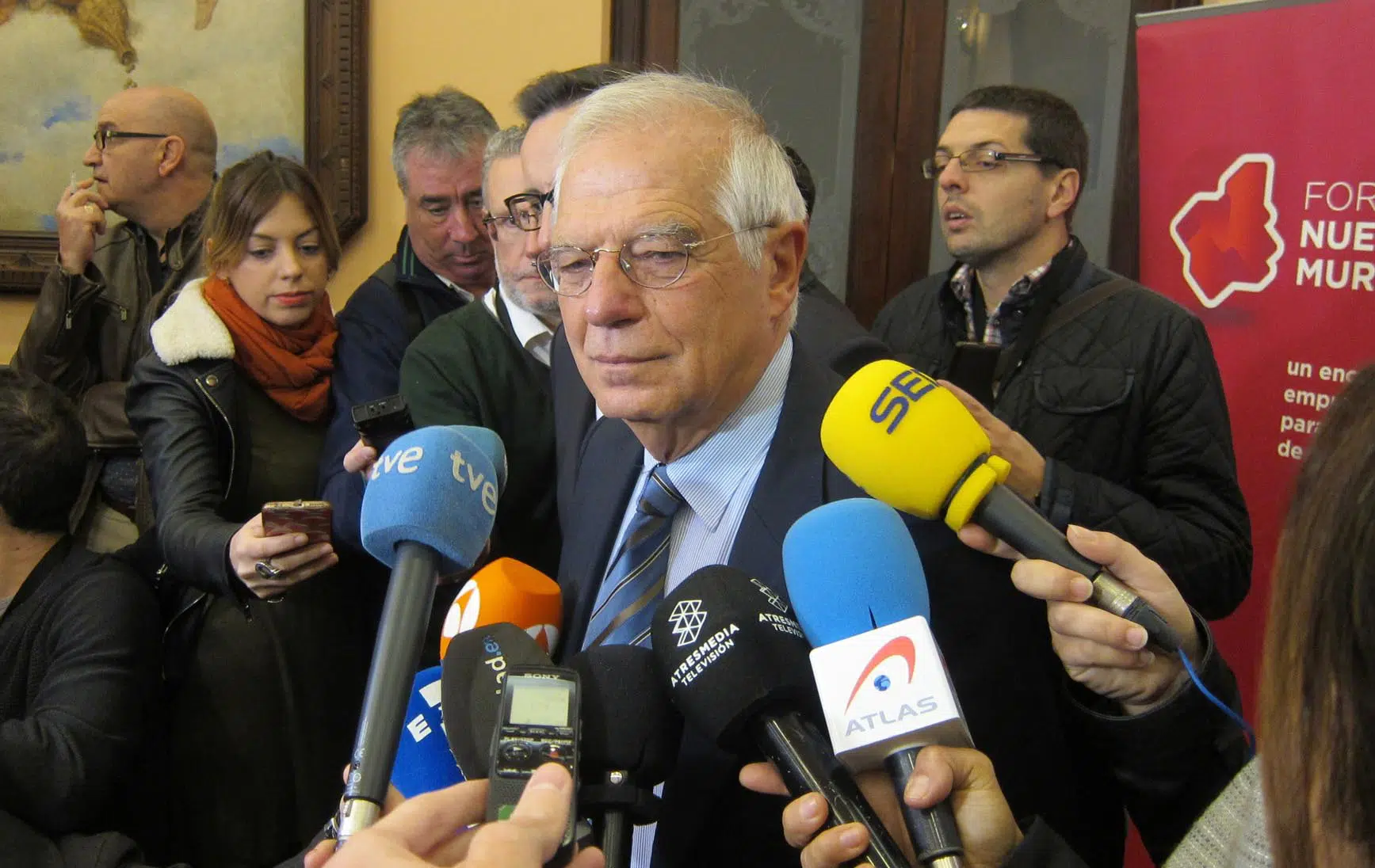 Borrell espera que no se produzca un problema entre España y Bélgica por el cruce de demandas