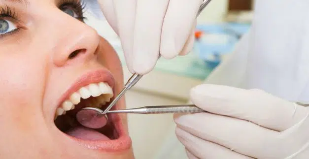 Un odontólogo condenado por un tratamiento erróneo que dejó a una paciente sin dientes