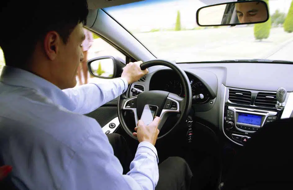 Tráfico denuncia a 2.267 conductores en una semana por usar el móvil al volante