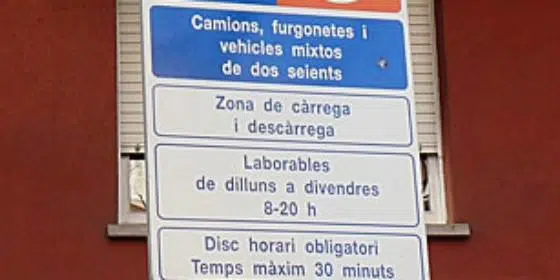 Un juzgado anula una multa de tráfico porque la señal estaba solo en catalán