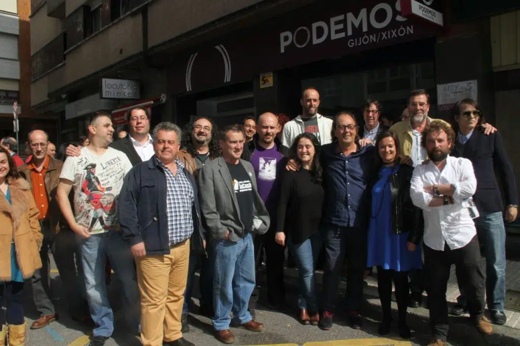 Archivada la denuncia de Podemos porque no hay delito en empapelar una sede con carteles de «fascista» y sí libertad de expresión