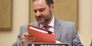 Ábalos no deja su escaño y pasa al grupo mixto; el PSOE le suspende de militancia por el 'caso Koldo'
