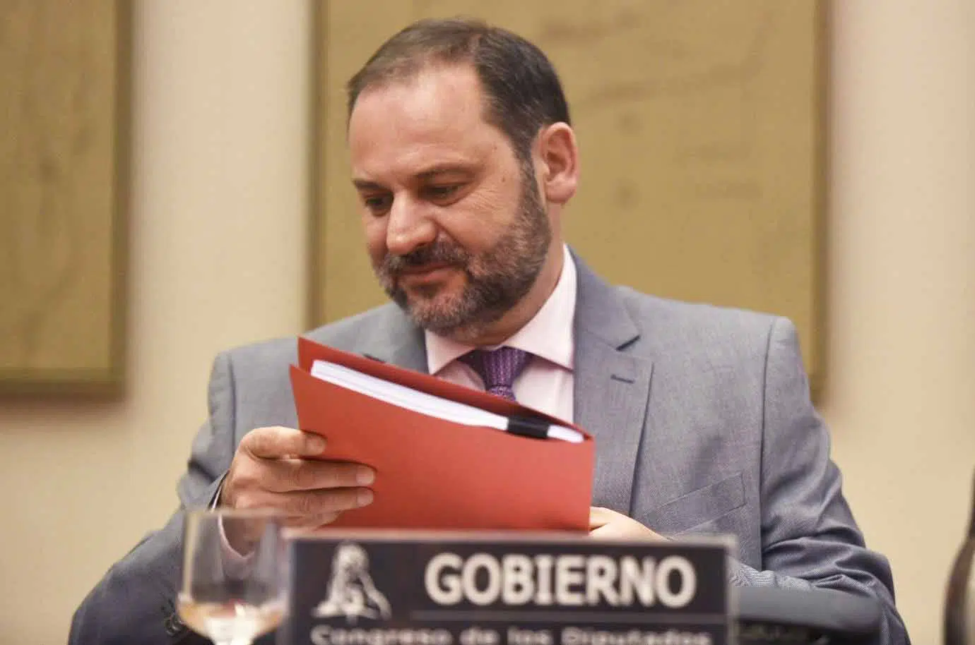 Ábalos no deja su escaño y pasa al grupo mixto; el PSOE le suspende de militancia por el ‘caso Koldo’