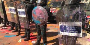 El separatismo ‘ataca’ de nuevo: desde patadas, golpes, empujones e insultos, a lanzamiento de pintura y de huevos