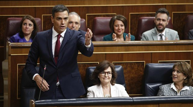 El PSOE pide la dimisión de Casado y Rivera reta a Sánchez a publicar su tesis