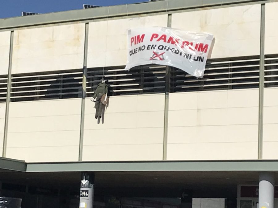 Un muñeco de la Guardia Civil ahorcado y el lema: ‘Pim, pam, pum, que no quede ni uno’, en la Autónoma de Barcelona