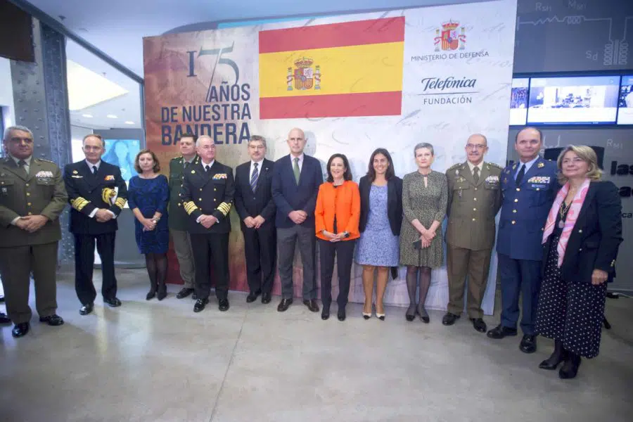 El Ministerio de Defensa inaugura una exposición itinerante sobre los 175 años de la bandera de España