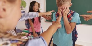 Bullying: Los profesores que hacen la vista gorda pueden responder por ello al cometer un delito por omisión