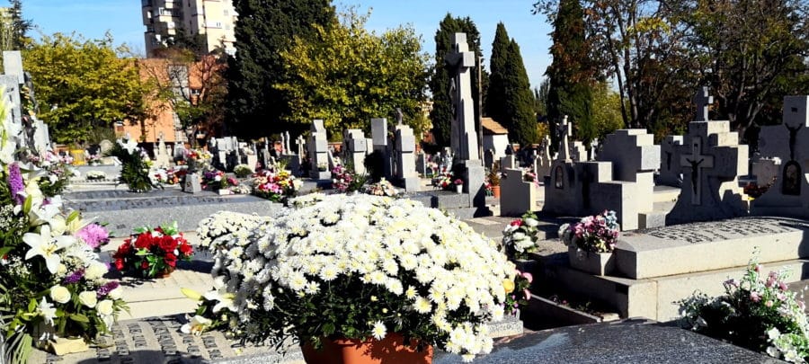 Prisión para un trabajador de un cementerio por humillar y encerrar en un panteón a su compañera 