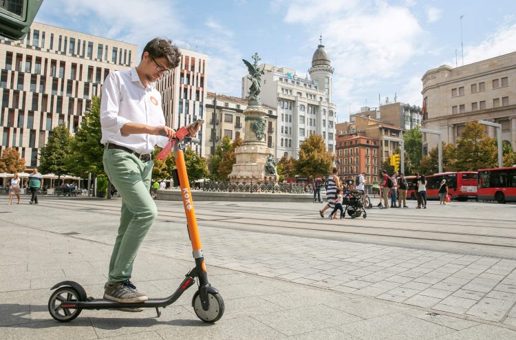 El uso y abuso patinetes eléctricos en las ciudades obliga a plantearse reformas -