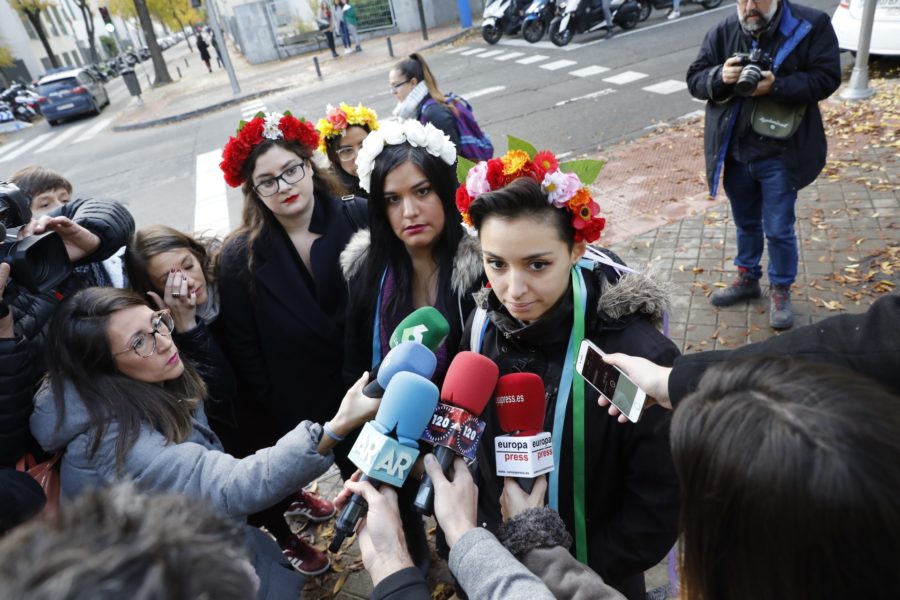 Absueltas las dos activistas de Femen que se encadenaron en la catedral de La Almudena