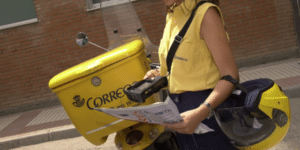La trabajadora eventual de Correos que tiró 268 cartas a la basura en Écija acepta un año de cárcel
