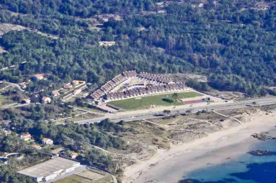 El TSX de Galicia también confirma la demolición de los 52 chalés de la costa de O Grove construidos en paraje natural