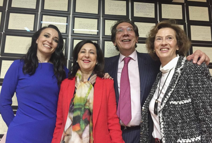 La abogada Cruz Sánchez de Lara reúne a mas de 200 personas en la presentación de su Constitución autógrafa