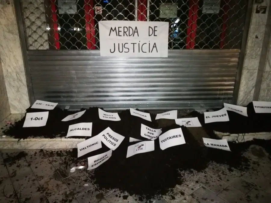 Los CDR vuelven a verter basura y excrementos a las puertas de juzgados catalanes